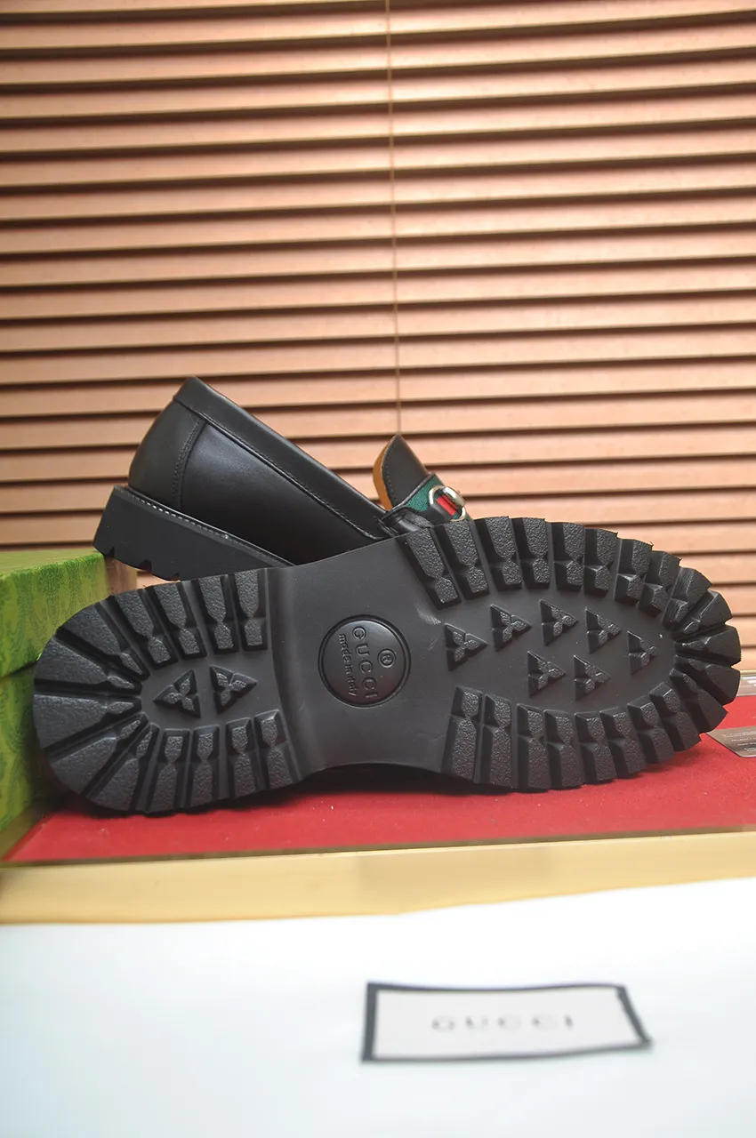 Men's shoes💰560💶Italy's top luxury men's shoe giant (GUCCI) (Gucci) (full cowhide lining) new arrival🍃Original European style🔰 Pleasant to the eye😍In order to make the shoes more durable and non-deformable🌀The production continues to follow traditional methods but there is still no lack of innovation💪Choose original sheepskin for the leather♻️ Smooth and natural And extra bright ⭐Made of imported cowhide, the first choice of rich people 38-45 (45 customized)